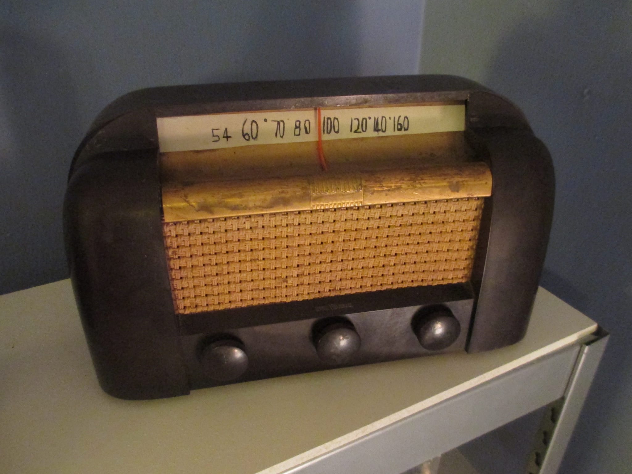 photo of old fashioned radio